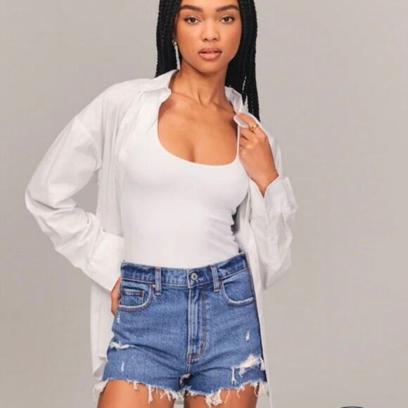 Abercrombie & Fitch Curve Love High Rise Mom Short Distressed Denim Size 25/0 - Picture 1 of 9